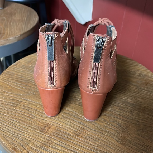 Dolce Vita shoes size 6. Great condition! - Picture 3 of 9